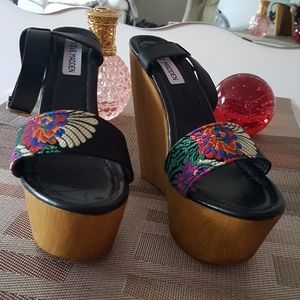 Wooden wedge sandals